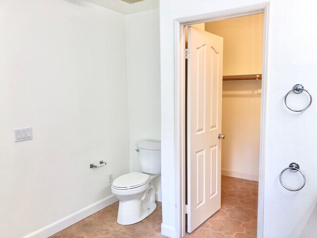Building Photo - Wonderful Single Story Home, Quiet Neighbo...