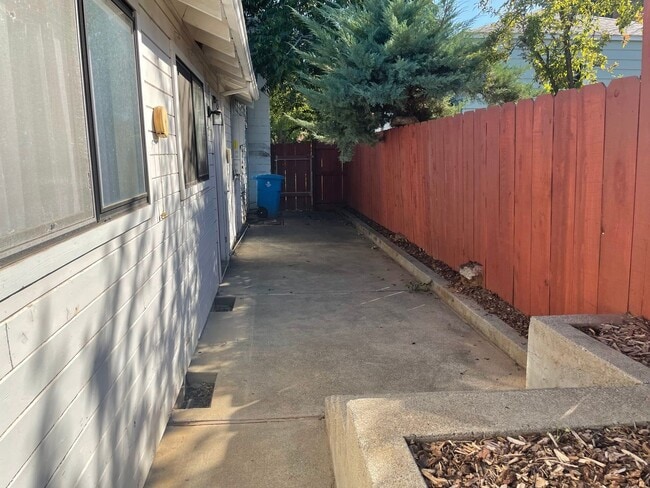 Building Photo - Large 3 Bedrrom 2 Bath Home Close to Orovi...
