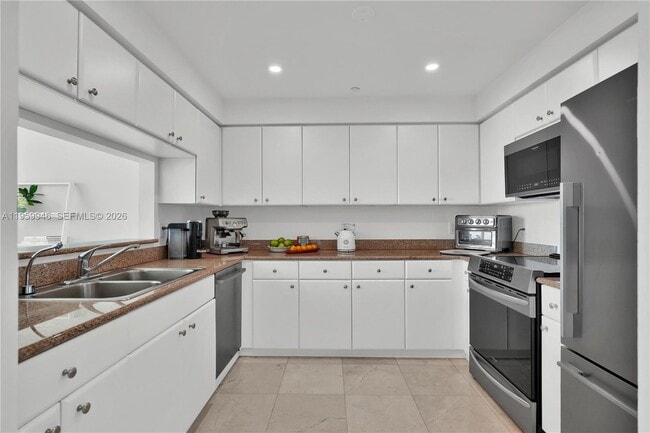 Building Photo - 2475 Brickell Ave