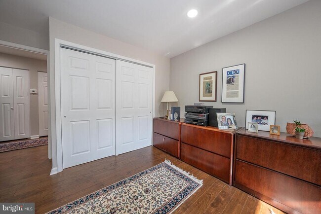 Building Photo - 1710 Oakwood Terrace
