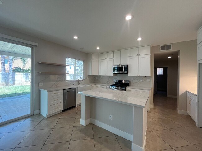 Building Photo - Spacious 5 Bedroom/3 Bath Home in Eastvale.