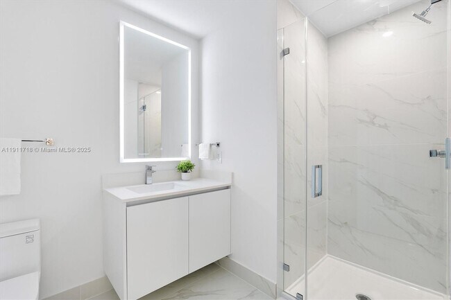 Building Photo - 700 NE 24th St