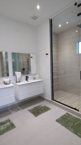 Building Photo - 308 SW 13th Ct