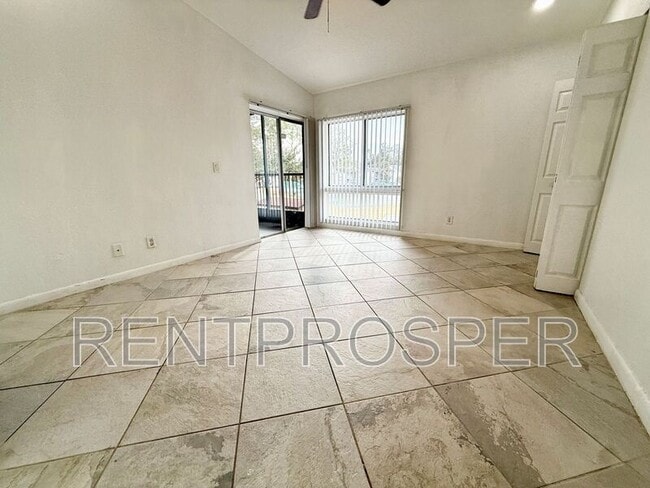 Building Photo - 4559 Lakeway Dr