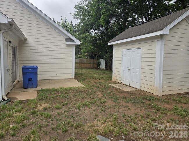 Building Photo - 121 Foxglove Dr