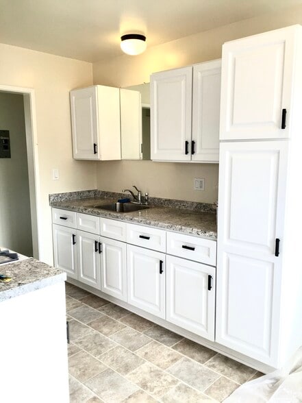 Building Photo - 212 E 8th St