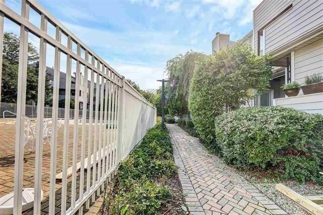 Building Photo - 819 Topsail Ln