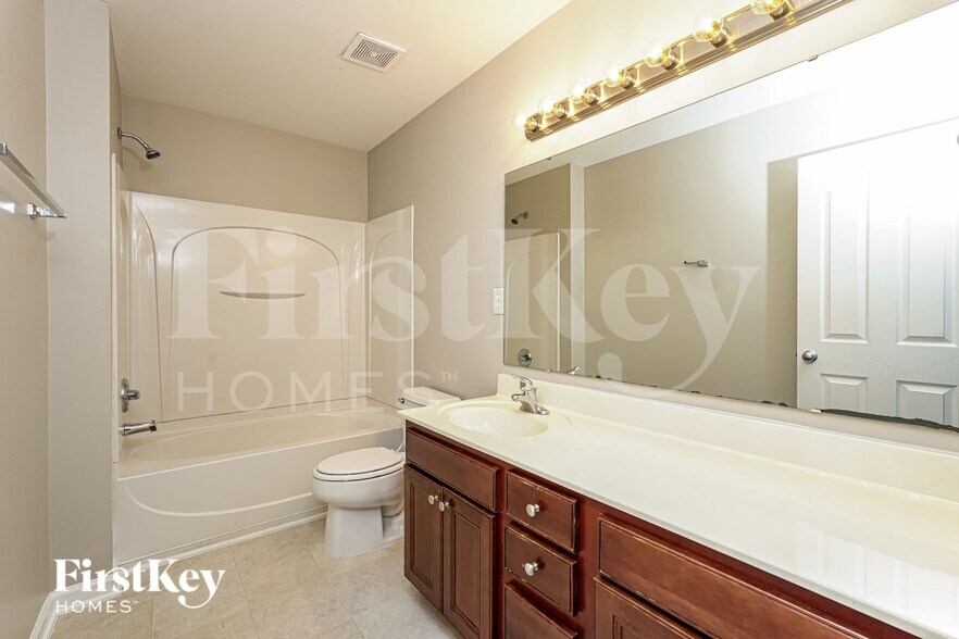 Building Photo - 137 Rosewalk Ln