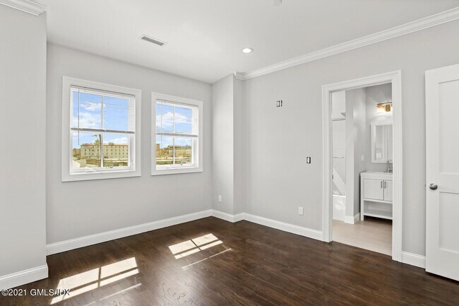 Building Photo - 4 Armonk St