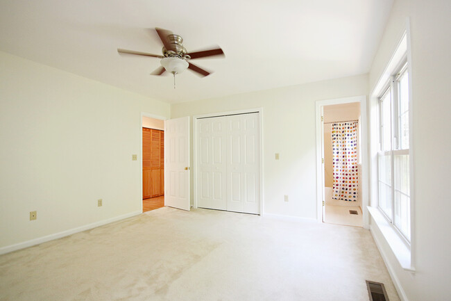 Building Photo - Pet Friendly Locust Meadows Townhome (Appl...