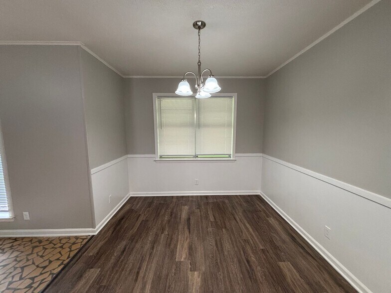 Building Photo - Welcome to this charming 3-bedroom, 1.5-ba...