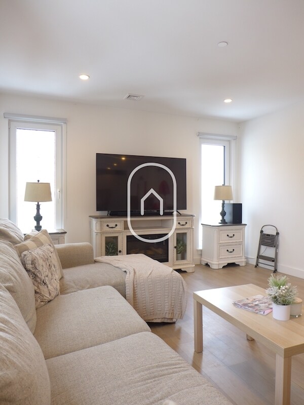 Building Photo - 2846 Washington St