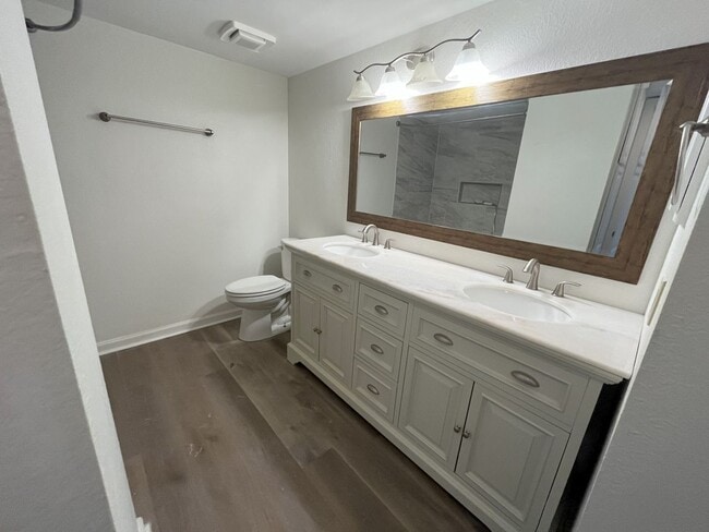 Building Photo - Townhome Available on E Bayou Parkway!