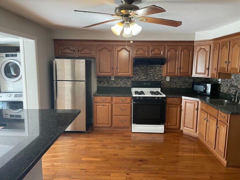 Building Photo - 161 Bennington St