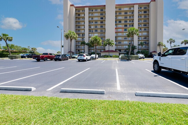 Building Photo - 4250 N Hwy A1A