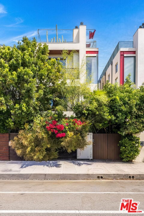 Building Photo - 417 Venice Way