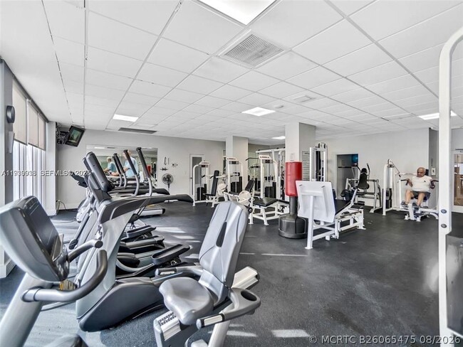 Building Photo - 3140 S Ocean Dr
