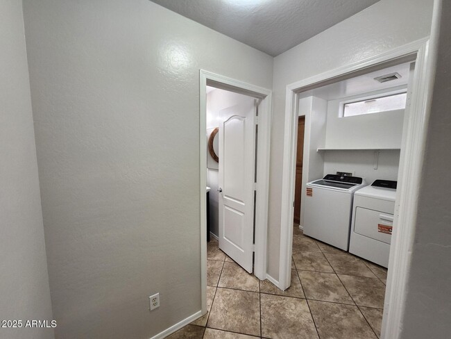 Building Photo - 851 S Cerise