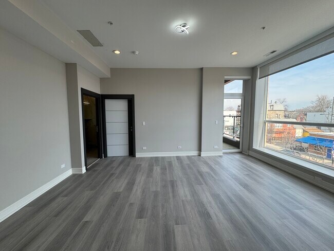 Building Photo - 2406 W Armitage Ave