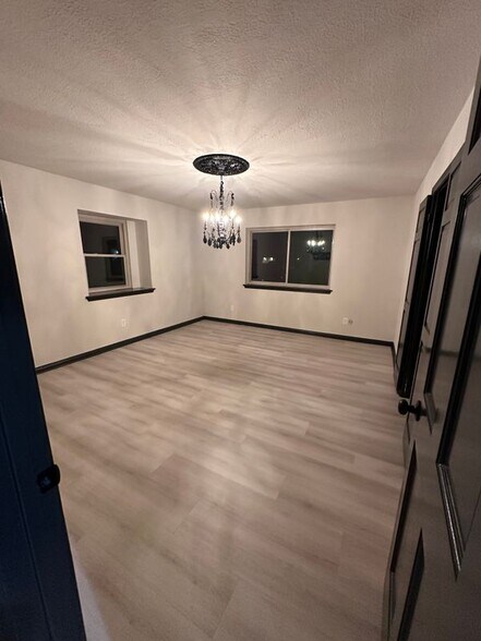 Building Photo - 4007 W Valley Dr