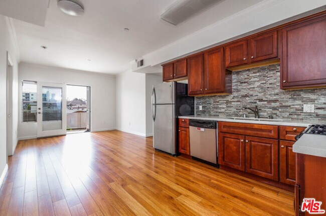 Building Photo - 1025 Dewey Ave