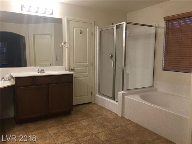 Building Photo - Gorgeous 3000+ Square Foot Bedroom!