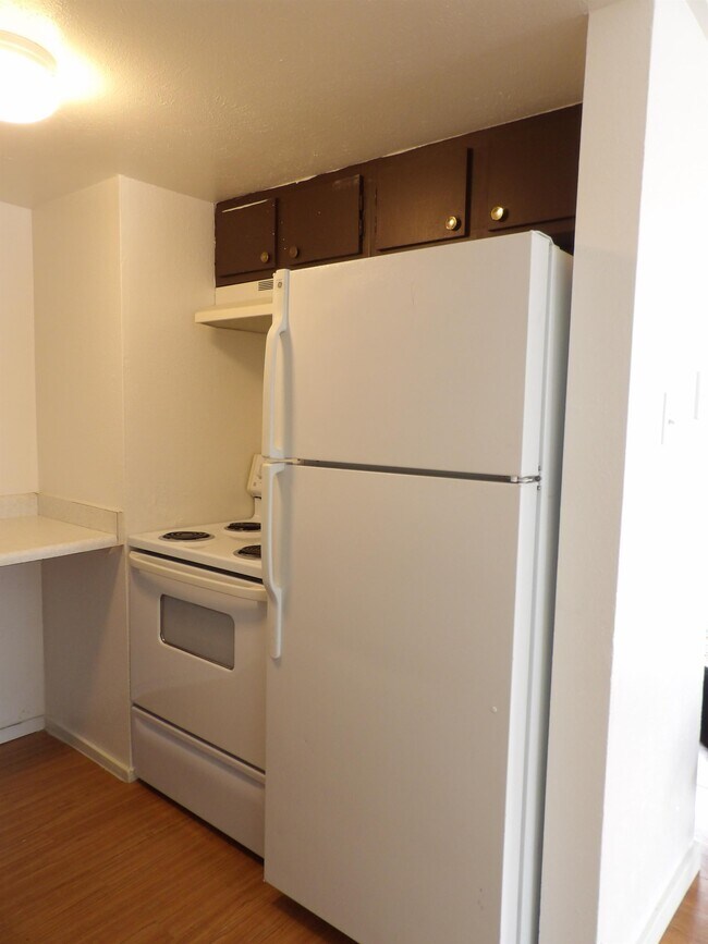 Building Photo - 1545 E 6th St