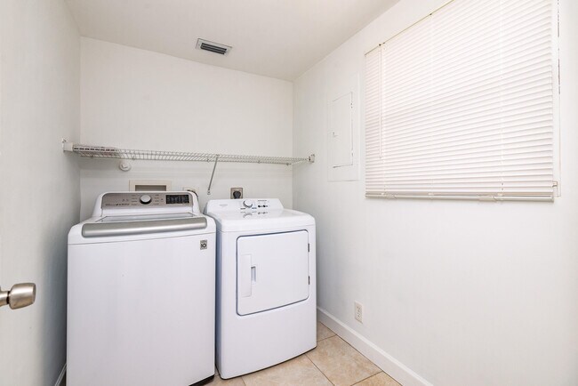 Building Photo - 121 SW 2nd Ave