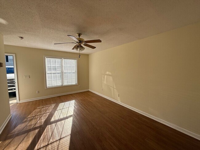Building Photo - Two bedroom, 1.5 townhouse in Graham (Park...