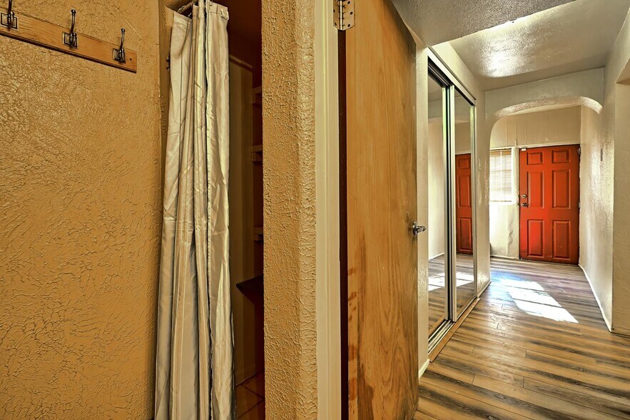 Building Photo - 1508 Edith Blvd NE