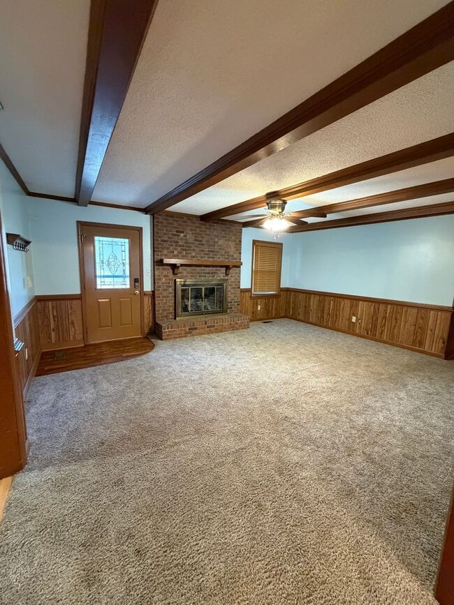 Building Photo - Spacious 3 Bedroom, 2 Bath Home on Over an Acre – Lawn Care Included!