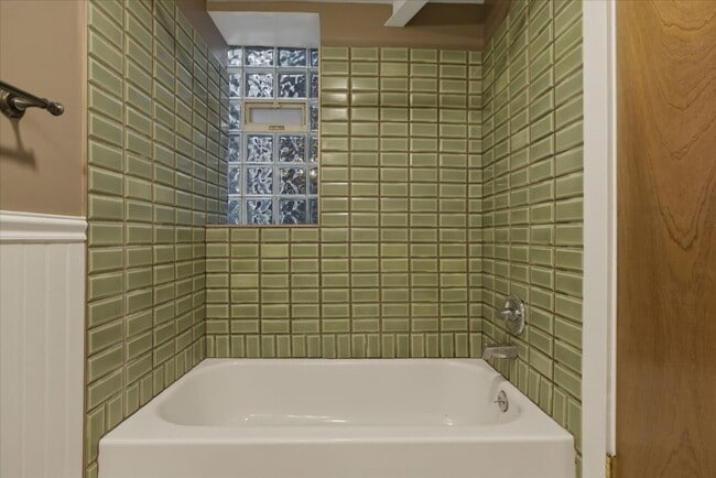 Building Photo - 6645 N Greenview Ave