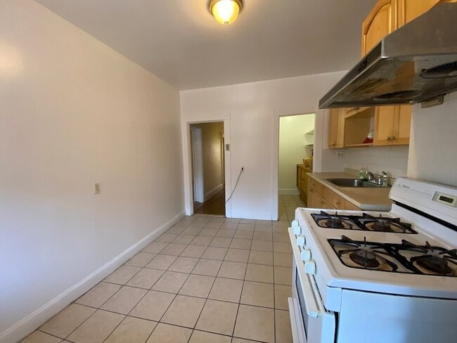 Building Photo - 884 Huntington Ave