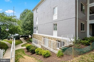 Building Photo - 4189 S Four Mile Run Dr