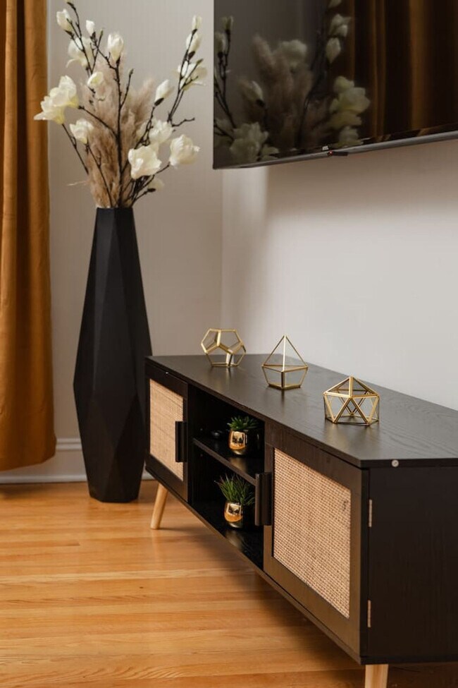 Building Photo - 2724 W Division St