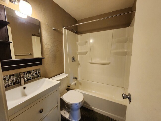 Building Photo - Updated 1BR/1BA apartment