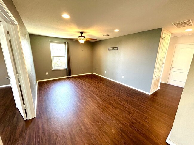 Building Photo - **APPLICATION RECEIVED** Stunning 3BD/2.5BA Two-Story Home with Office & Loft Near Brooks City Base!