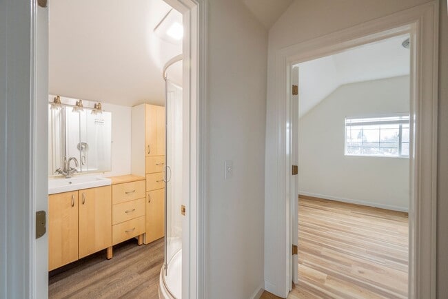 Building Photo - $2845/mo - 3 Bed/2 Bath Updated Home in the Heart of the Alberta Arts District!