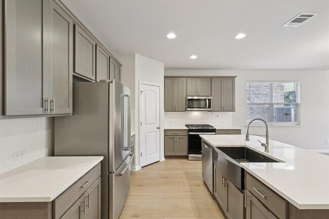 Building Photo - 308 Castlefields St