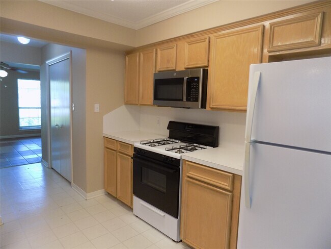 Building Photo - 22623 River Birch Dr