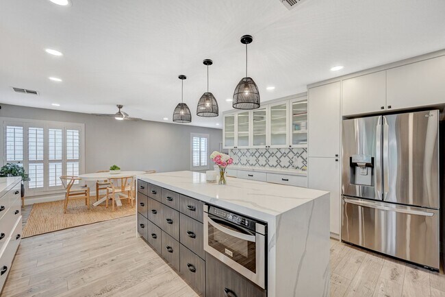 Building Photo - 4 Bedroom Contemporary Furnished-Renovated...