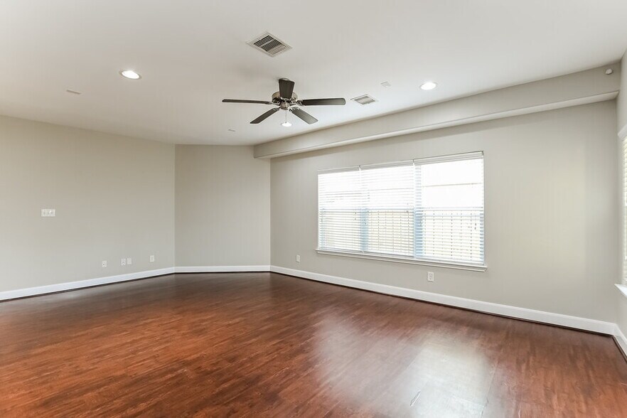 Building Photo - 2403 Lacyberry St