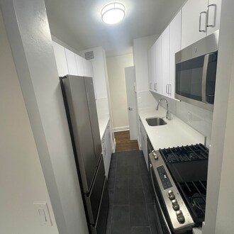 Building Photo - 405 E 88th St