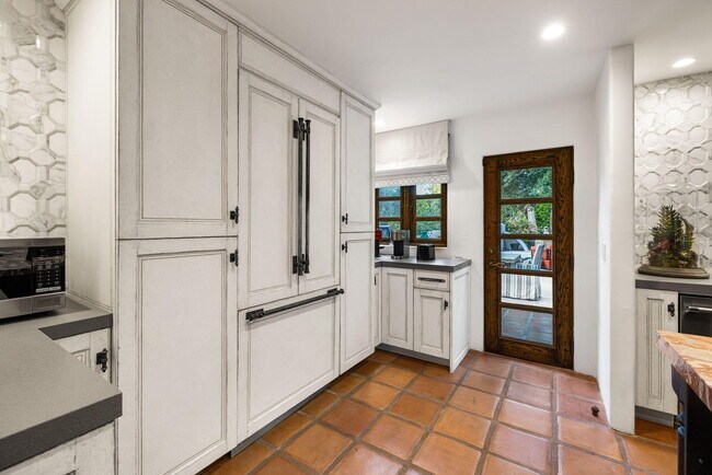 Building Photo - 535 N Belardo Rd