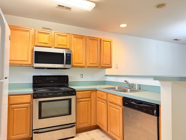 Building Photo - Spacious 2-Bed, 2-Bath Apartment at The Re...