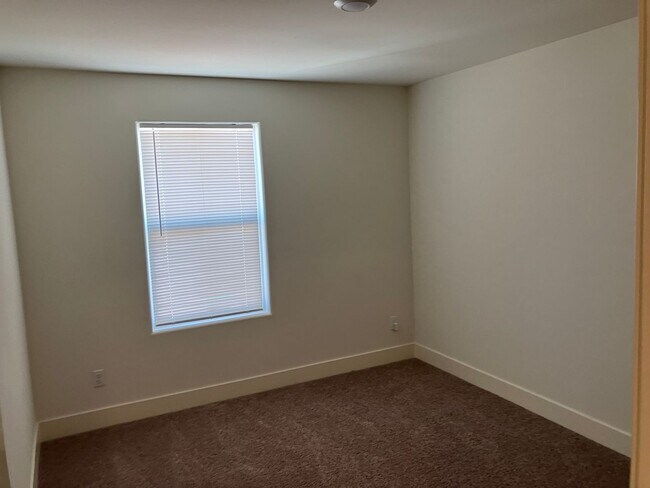 Building Photo - 5 bedroom 3 1/2 bath house in gated commun...