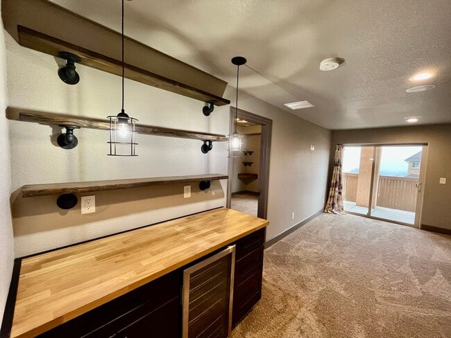 Building Photo - * Rare Find* Luxurious 3 Bedroom Modern-Rustic Townhome in Mountain Shadows