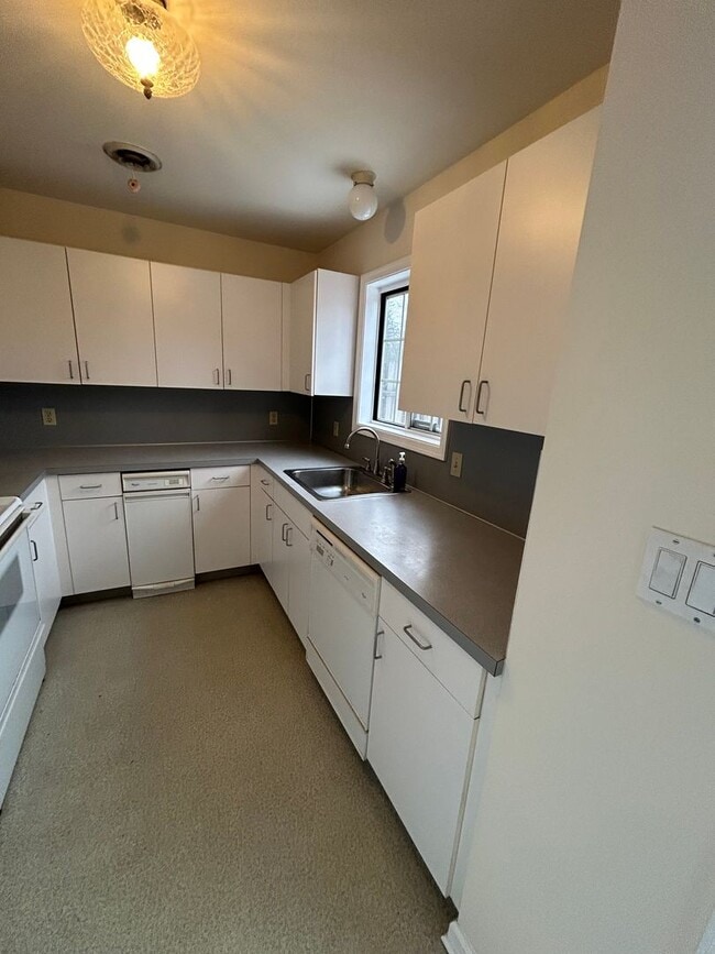 Building Photo - Delightful Town House Three-bedroom, Two-bathroom with a Large Bonus Room in East Stroudsburg