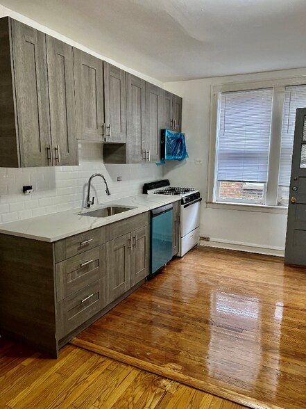 Building Photo - 5031 N Harding Ave