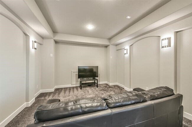 Building Photo - 16526 Whiteoak Canyon Dr